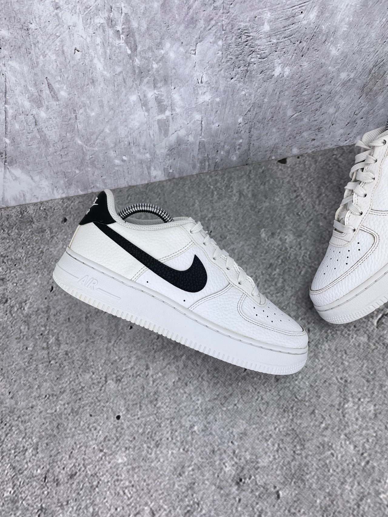 Nike Air Force 1 Low White Black - buty sportowe, zewnętrzny panel lewego buta