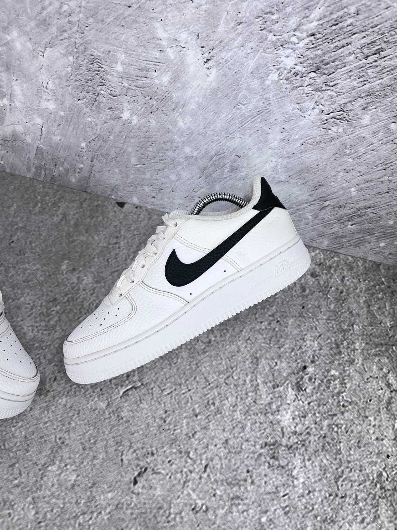Nike Air Force 1 Low White Black - buty sportowe, widok z góry na wewnętrzną stronę butów
