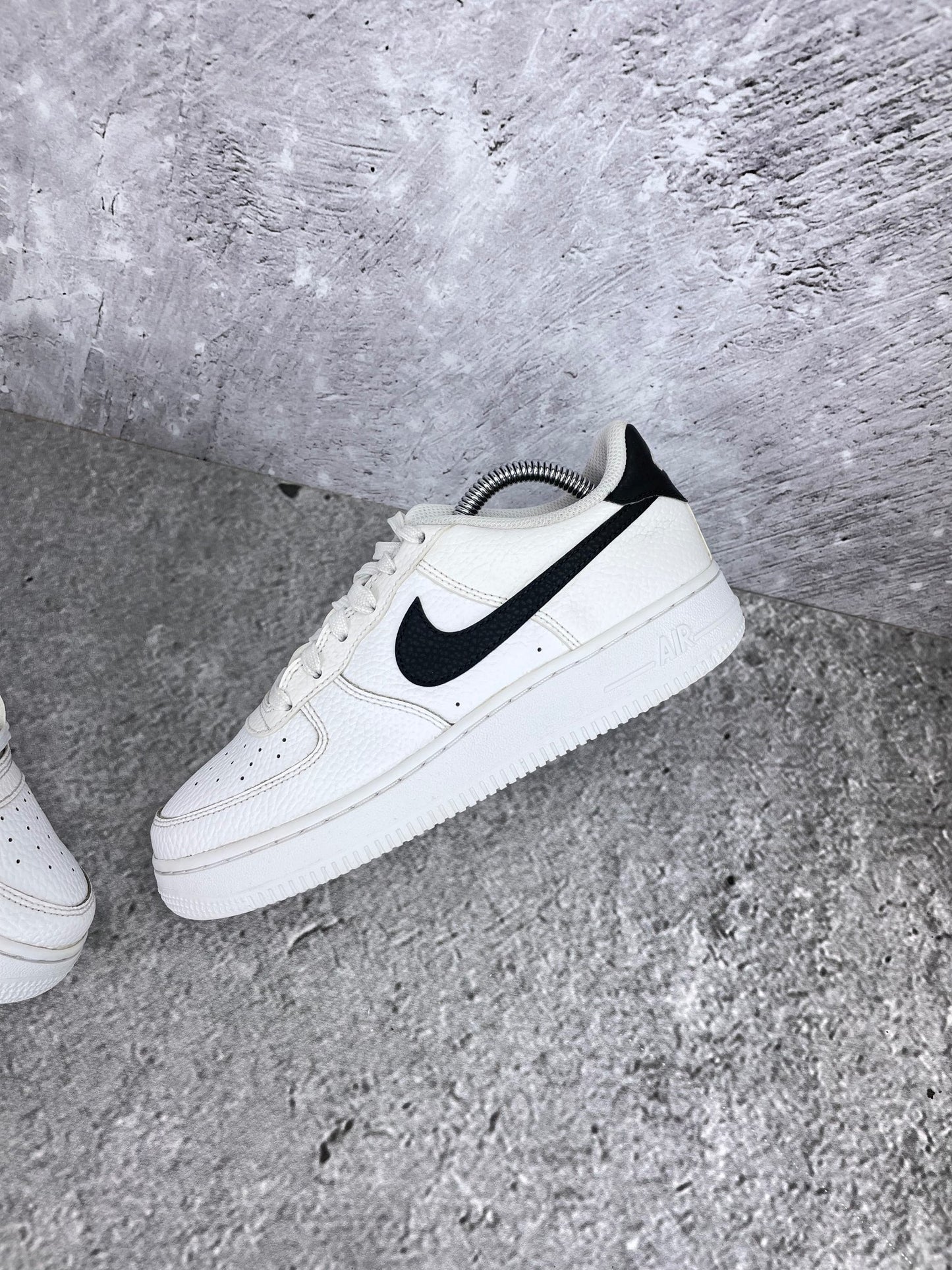 Nike Air Force 1 Low White Black - buty sportowe, widok z góry na wewnętrzną stronę butów