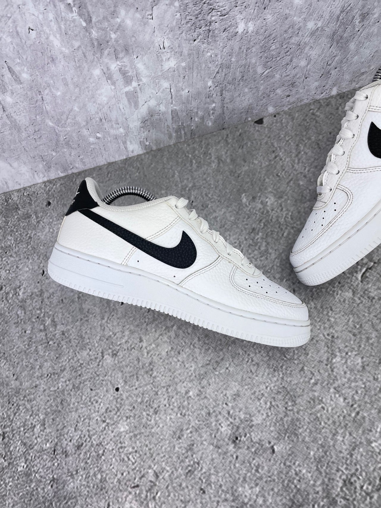 Nike Air Force 1 Low White Black - buty sportowe, wewnętrzny panel lewego buta
