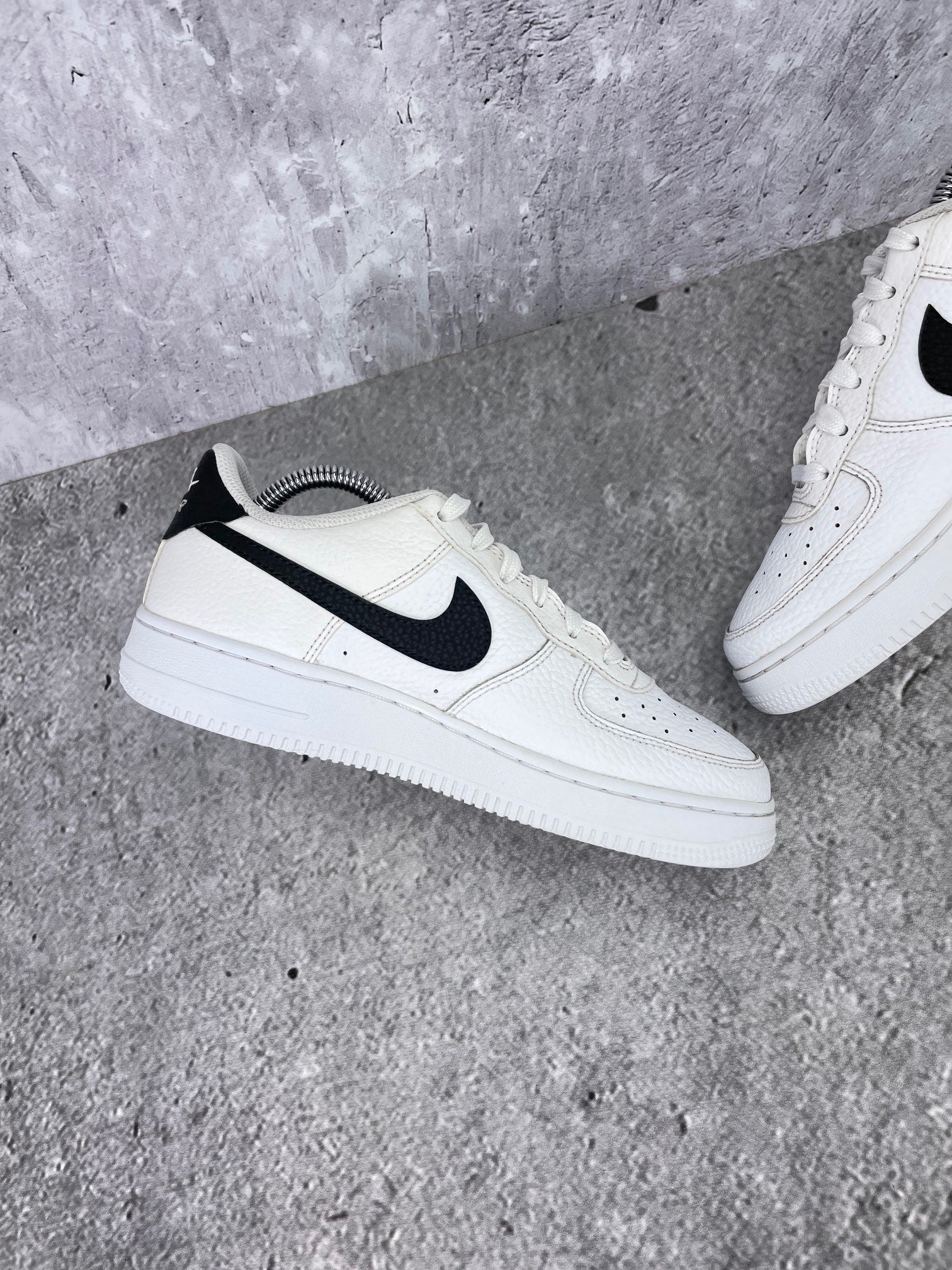 Nike Air Force 1 Low White Black - buty sportowe, wewnętrzny panel lewego buta