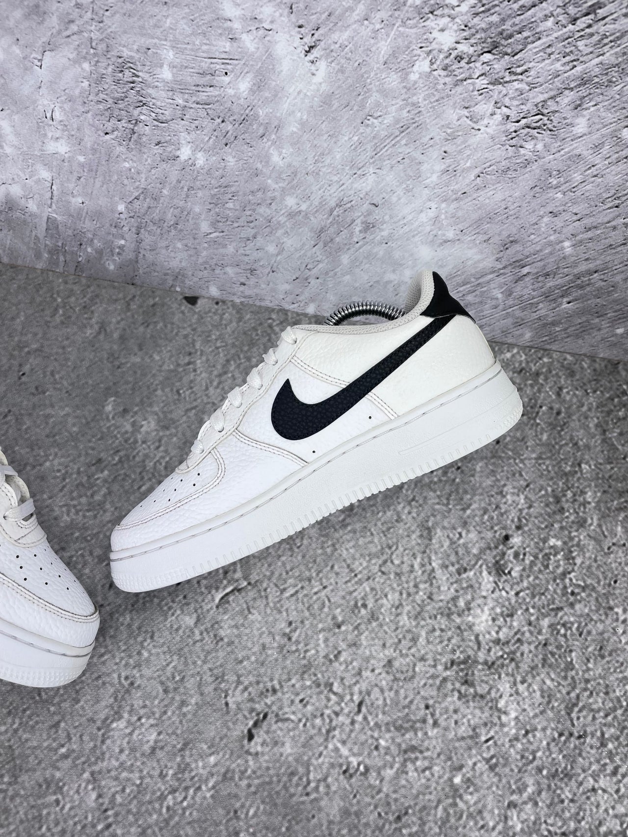 Nike Air Force 1 Low White Black - buty sportowe, wewnętrzny panel prawego buta