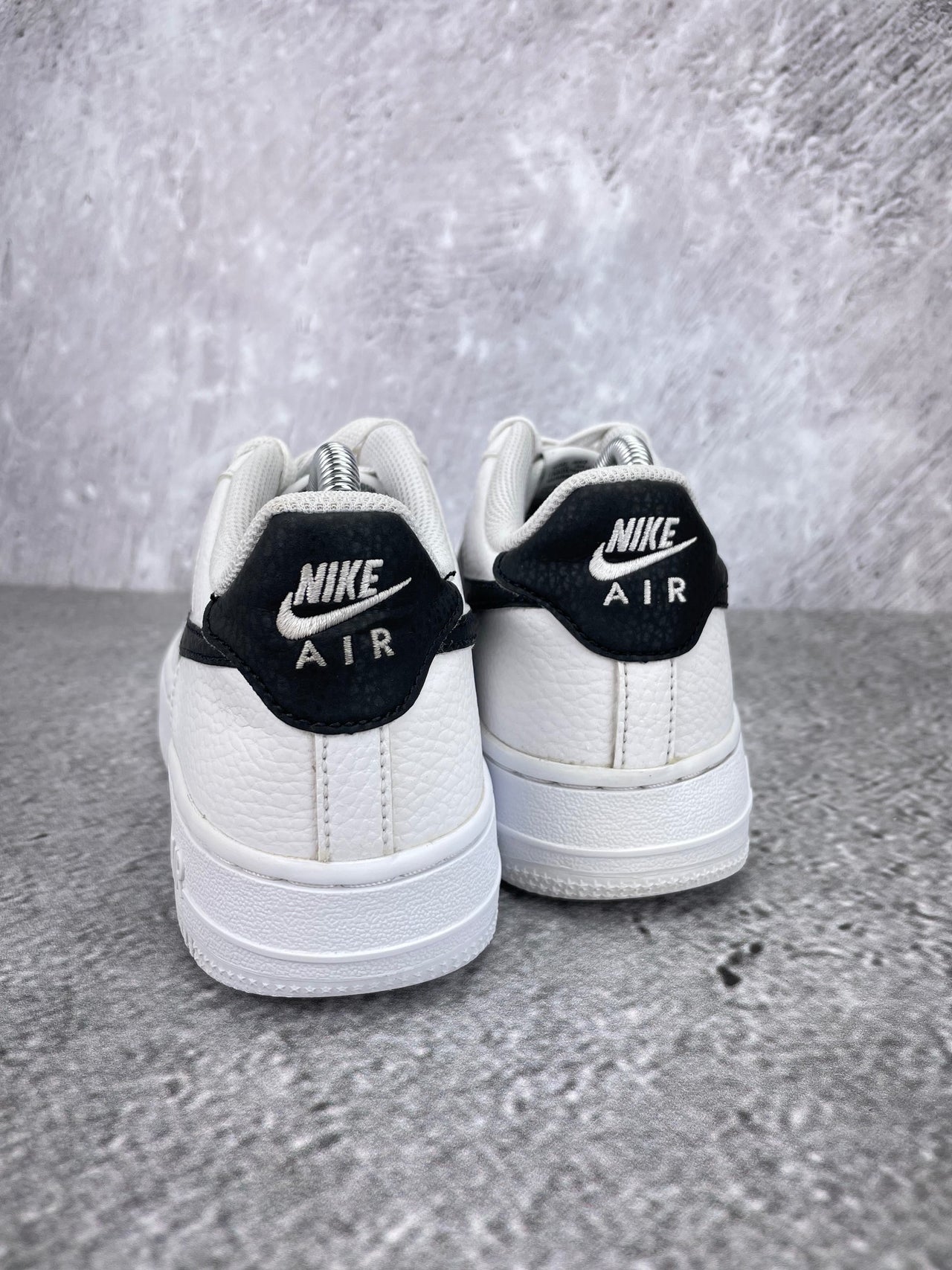 Nike Air Force 1 Low White Black - buty sportowe, widok z tyłu