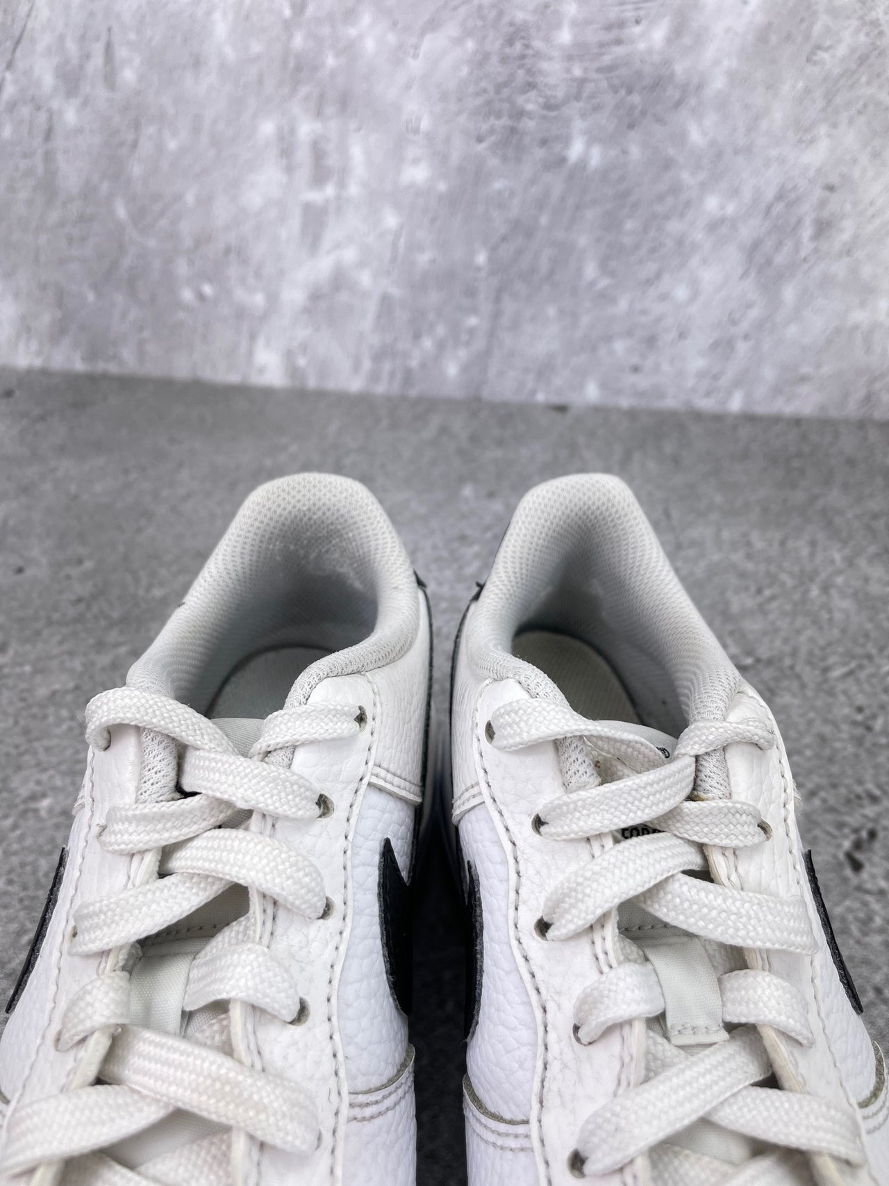 Nike Air Force 1 Low White Black - buty sportowe, zapiętki butów