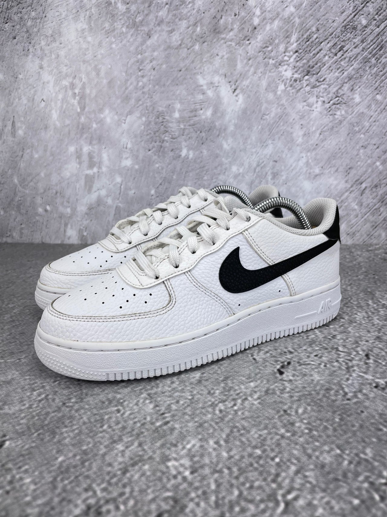 Nike Air Force 1 Low White Black - buty sportowe, widok z boku na tle studyjnym