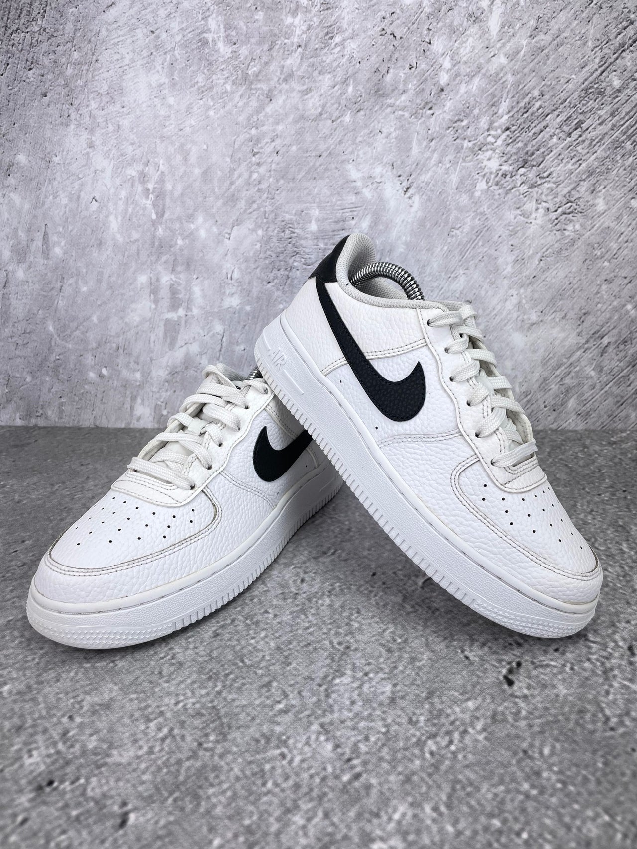 Nike Air Force 1 Low White Black - buty sportowe, para butów, widok z boku na tle studyjnym