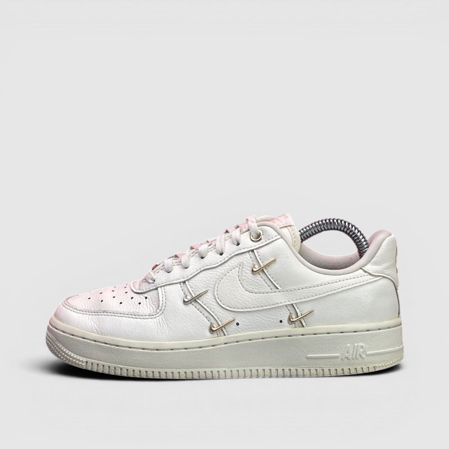Nike Air Force 1 Low — buty sportowe damskie w bardzo dobrym stanie rozmiar 36.5, boczny profil, lewa strona