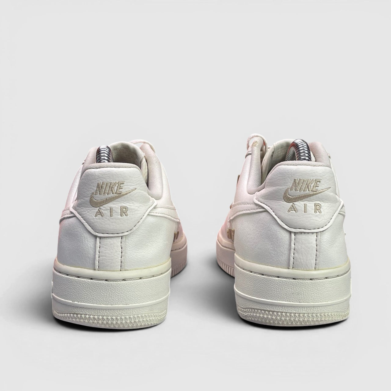 Nike Air Force 1 Low — buty sportowe damskie w bardzo dobrym stanie rozmiar 36.5, widok z tyłu