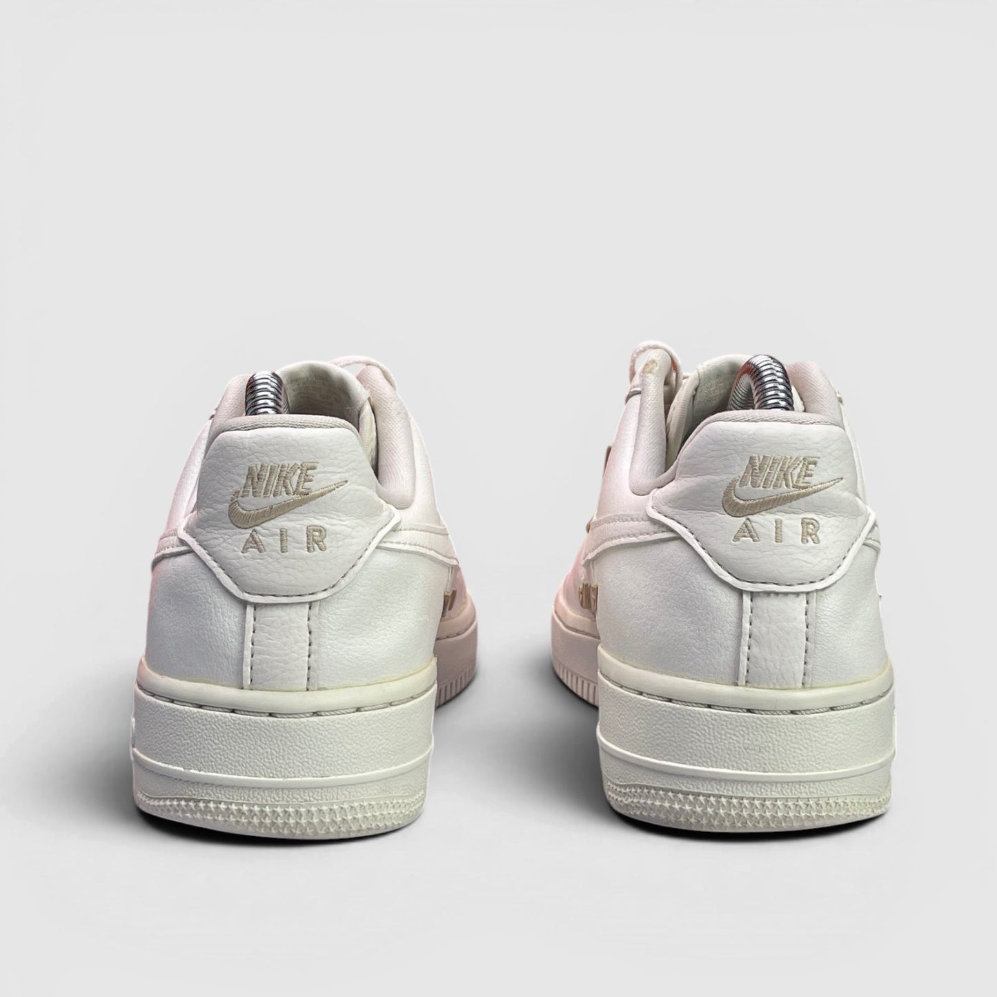 Nike Air Force 1 Low — buty sportowe damskie w bardzo dobrym stanie rozmiar 36.5, widok z tyłu