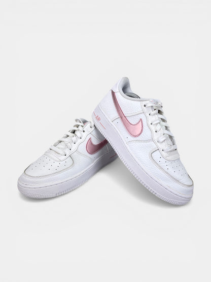 Nike Air Force 1 Low “White / Pink Glaze” Pink Glaze - buty sportowe, boczny profil