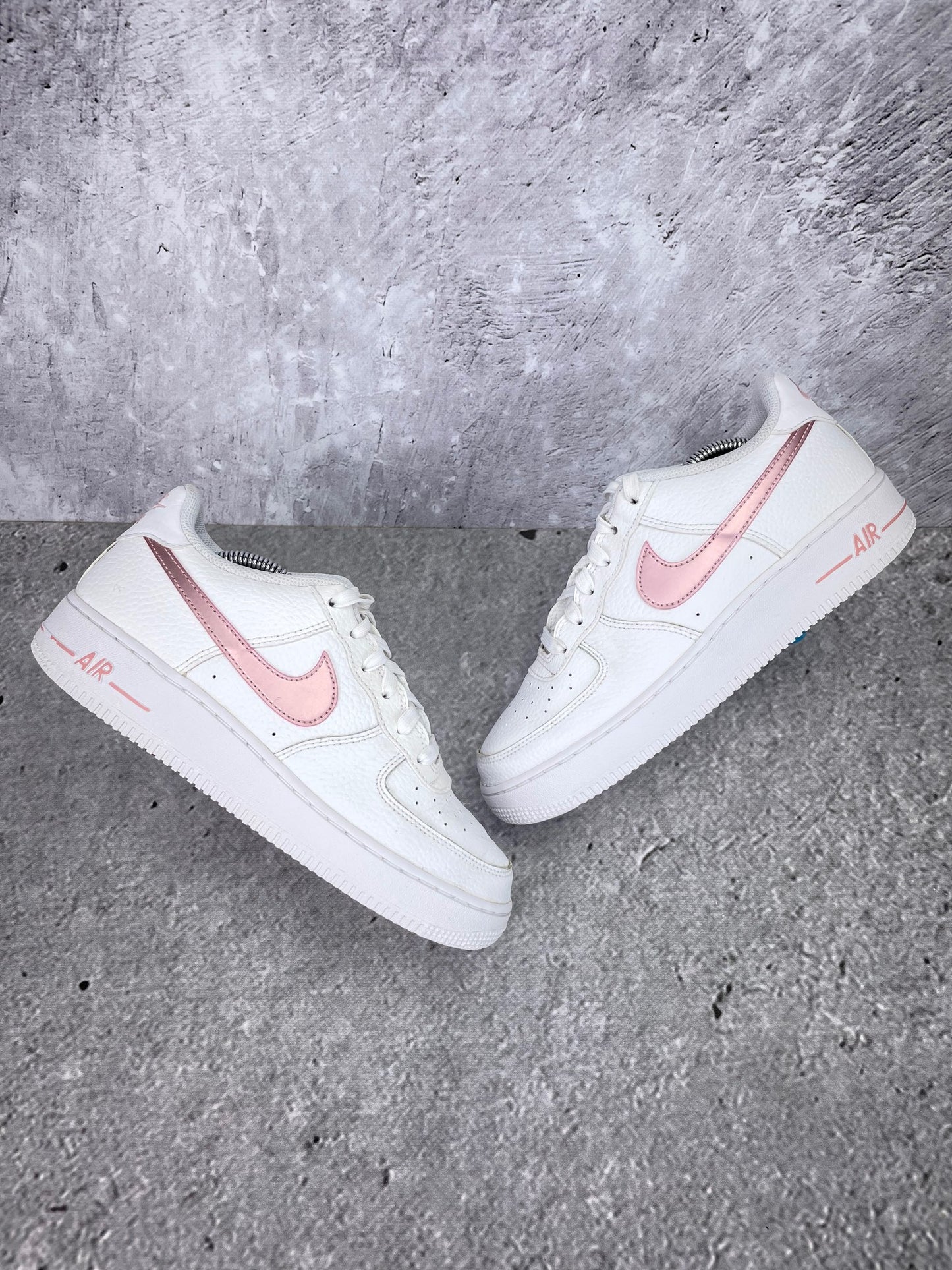Nike Air Force 1 Low “White / Pink Glaze” Pink Glaze - buty sportowe, widok z góry na zewnętrzną stronę butów