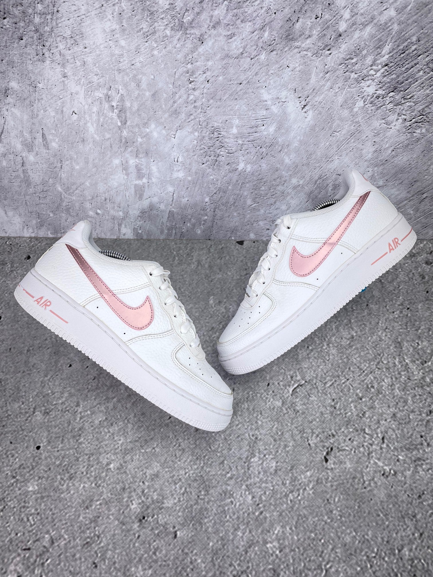 Nike Air Force 1 Low “White / Pink Glaze” Pink Glaze - buty sportowe, widok z góry na zewnętrzną stronę butów