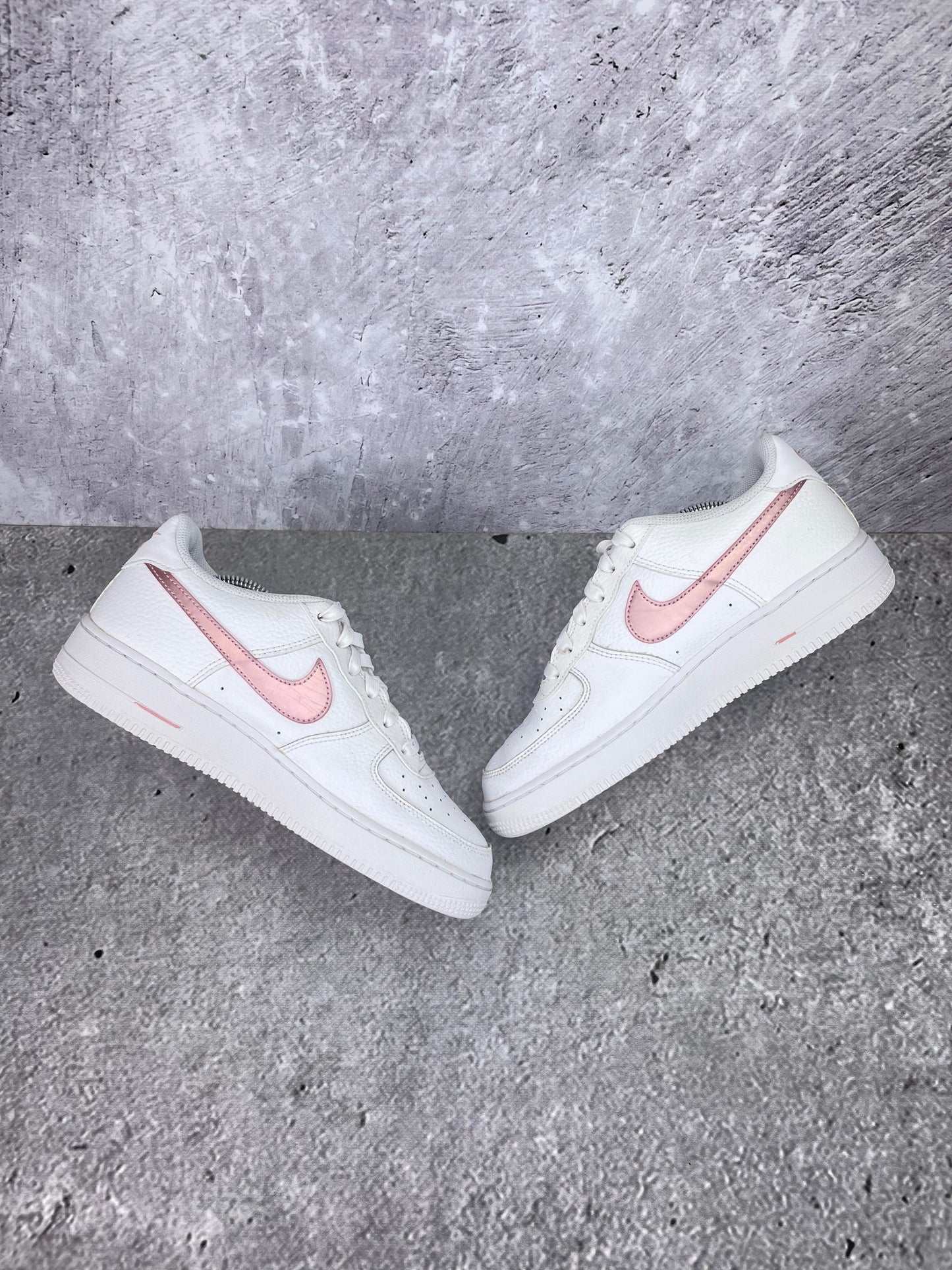 Nike Air Force 1 Low “White / Pink Glaze” Pink Glaze - buty sportowe, zewnętrzny panel prawego buta