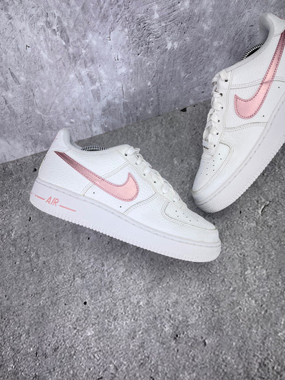 Nike Air Force 1 Low “White / Pink Glaze” Pink Glaze - buty sportowe, zewnętrzny panel lewego buta