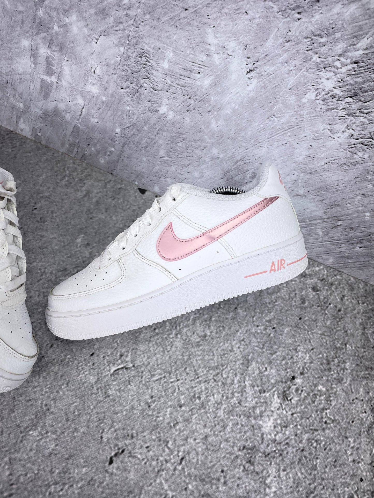Nike Air Force 1 Low “White / Pink Glaze” Pink Glaze - buty sportowe, widok z góry na wewnętrzną stronę butów