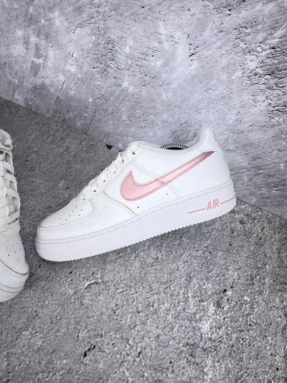 Nike Air Force 1 Low “White / Pink Glaze” Pink Glaze - buty sportowe, widok z góry na wewnętrzną stronę butów