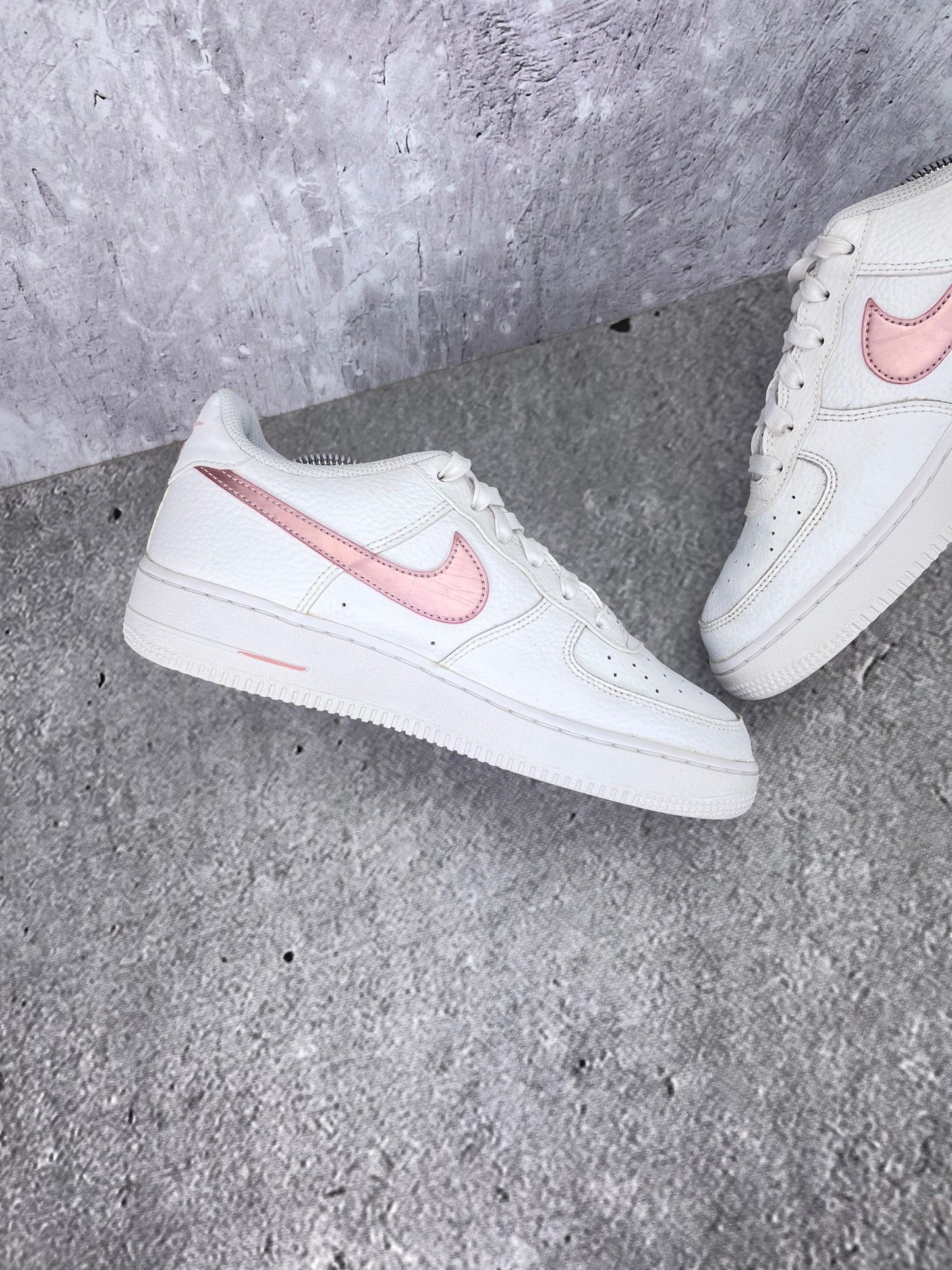Nike Air Force 1 Low “White / Pink Glaze” Pink Glaze - buty sportowe, wewnętrzny panel lewego buta