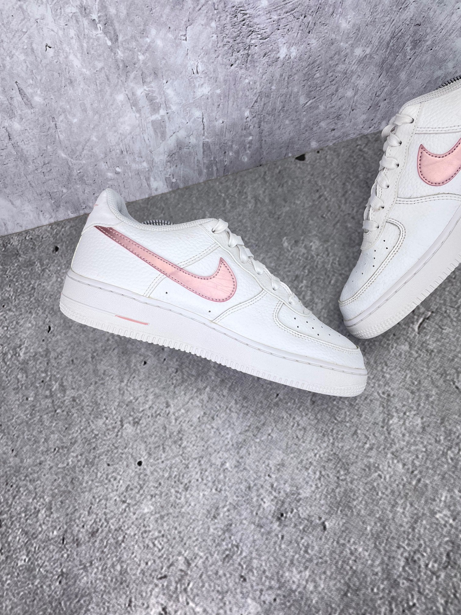 Nike Air Force 1 Low “White / Pink Glaze” Pink Glaze - buty sportowe, wewnętrzny panel lewego buta