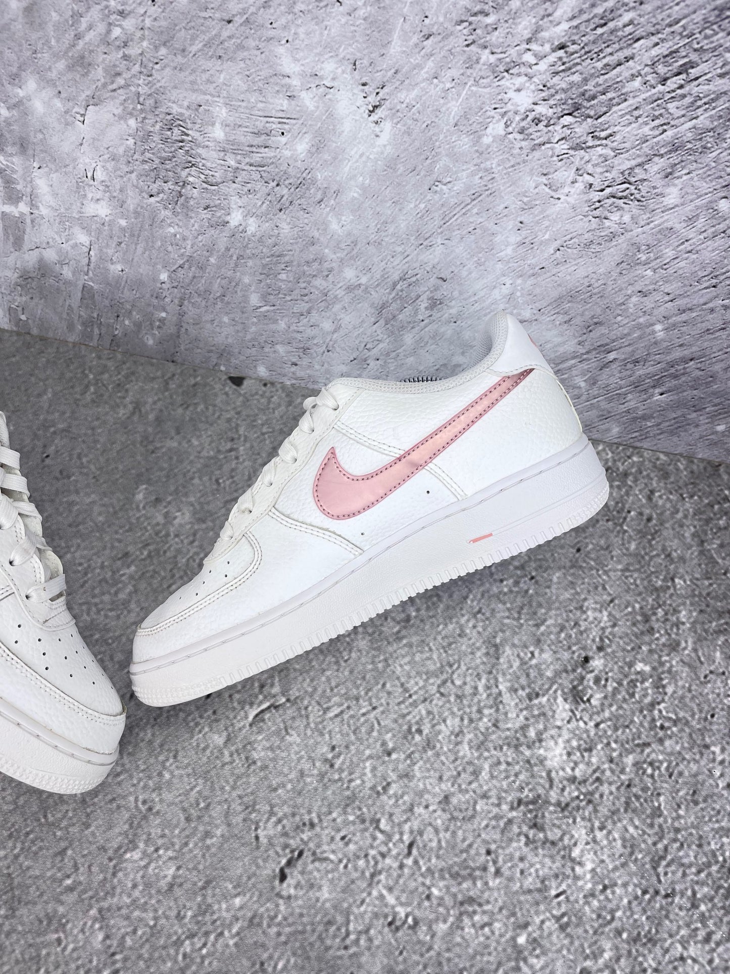 Nike Air Force 1 Low “White / Pink Glaze” Pink Glaze - buty sportowe, wewnętrzny panel prawego buta