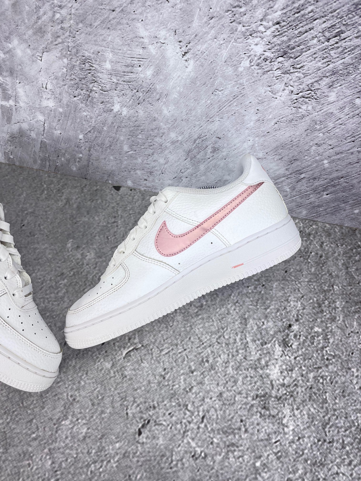 Nike Air Force 1 Low “White / Pink Glaze” Pink Glaze - buty sportowe, wewnętrzny panel prawego buta