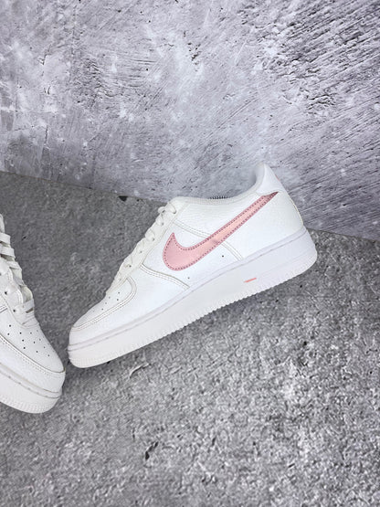 Nike Air Force 1 Low “White / Pink Glaze” Pink Glaze - buty sportowe, wewnętrzny panel prawego buta