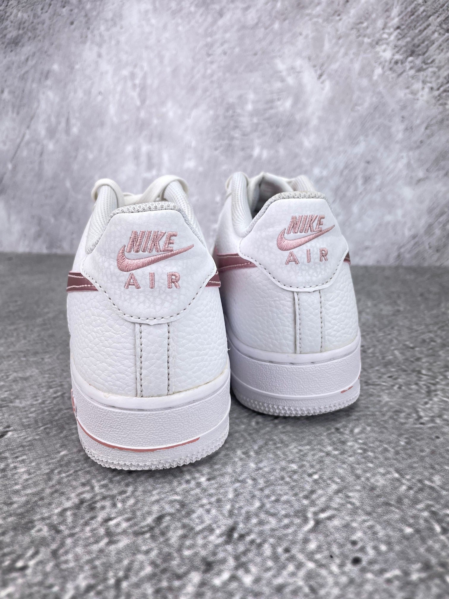 Nike Air Force 1 Low “White / Pink Glaze” Pink Glaze - buty sportowe, widok z tyłu