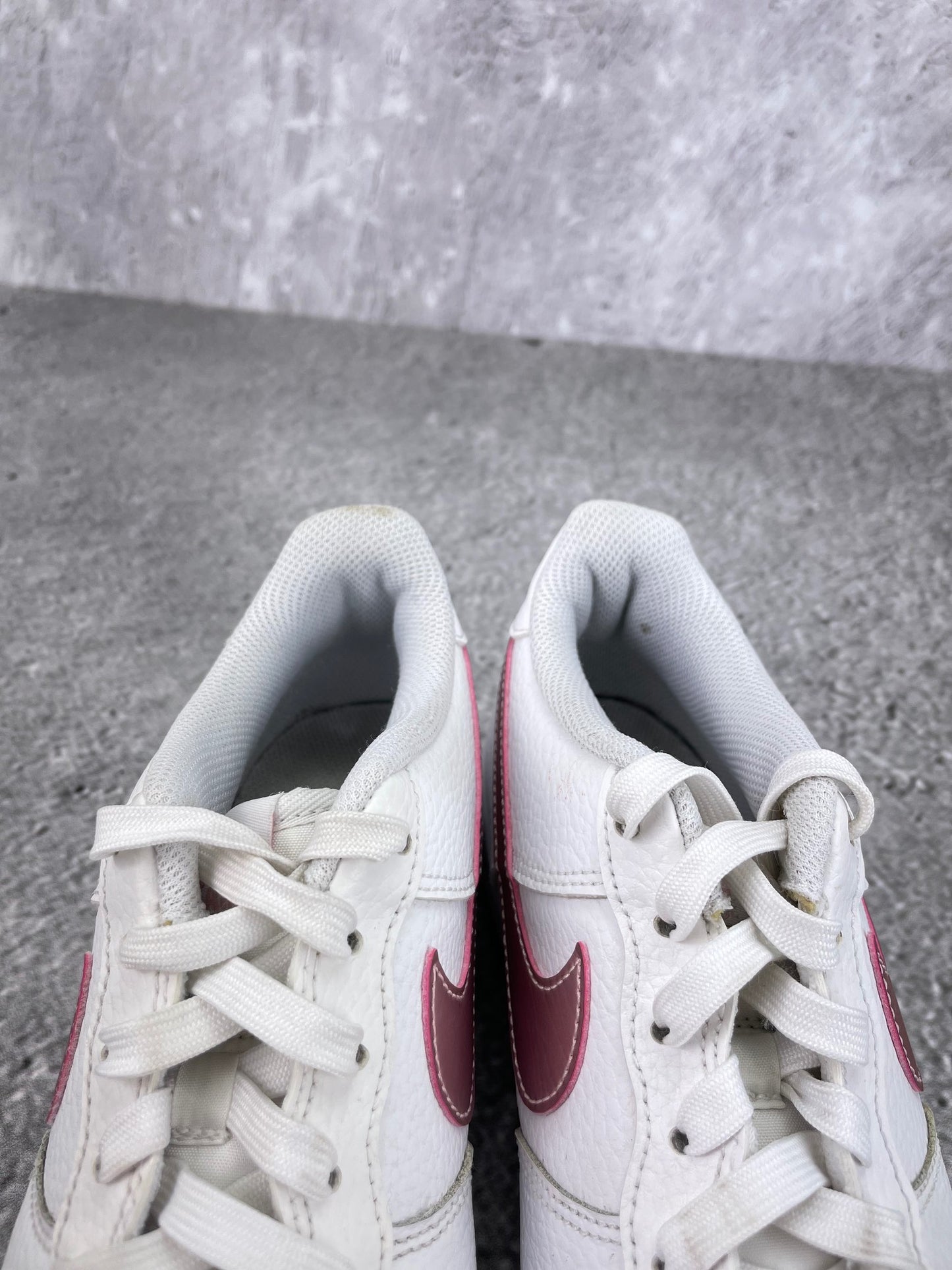 Nike Air Force 1 Low “White / Pink Glaze” Pink Glaze - buty sportowe, zapiętki butów