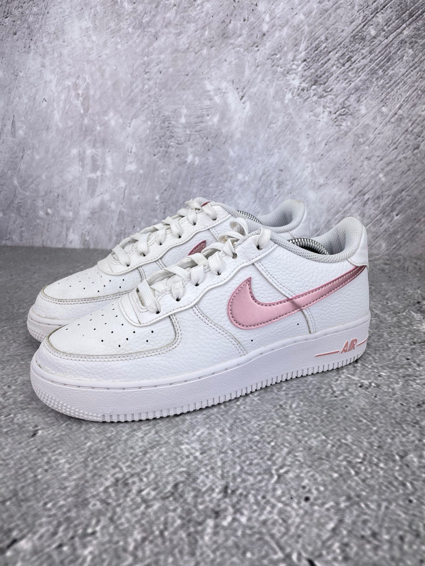 Nike Air Force 1 Low “White / Pink Glaze” Pink Glaze - buty sportowe, widok z boku na tle studyjnym