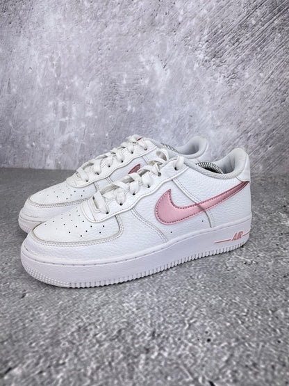 Nike Air Force 1 Low “White / Pink Glaze” Pink Glaze - buty sportowe, widok z boku na tle studyjnym