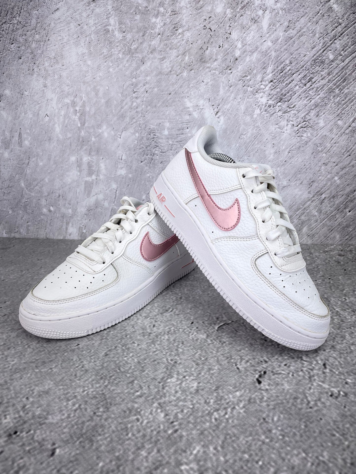 Nike Air Force 1 Low “White / Pink Glaze” Pink Glaze - buty sportowe, para butów, widok z boku na tle studyjnym