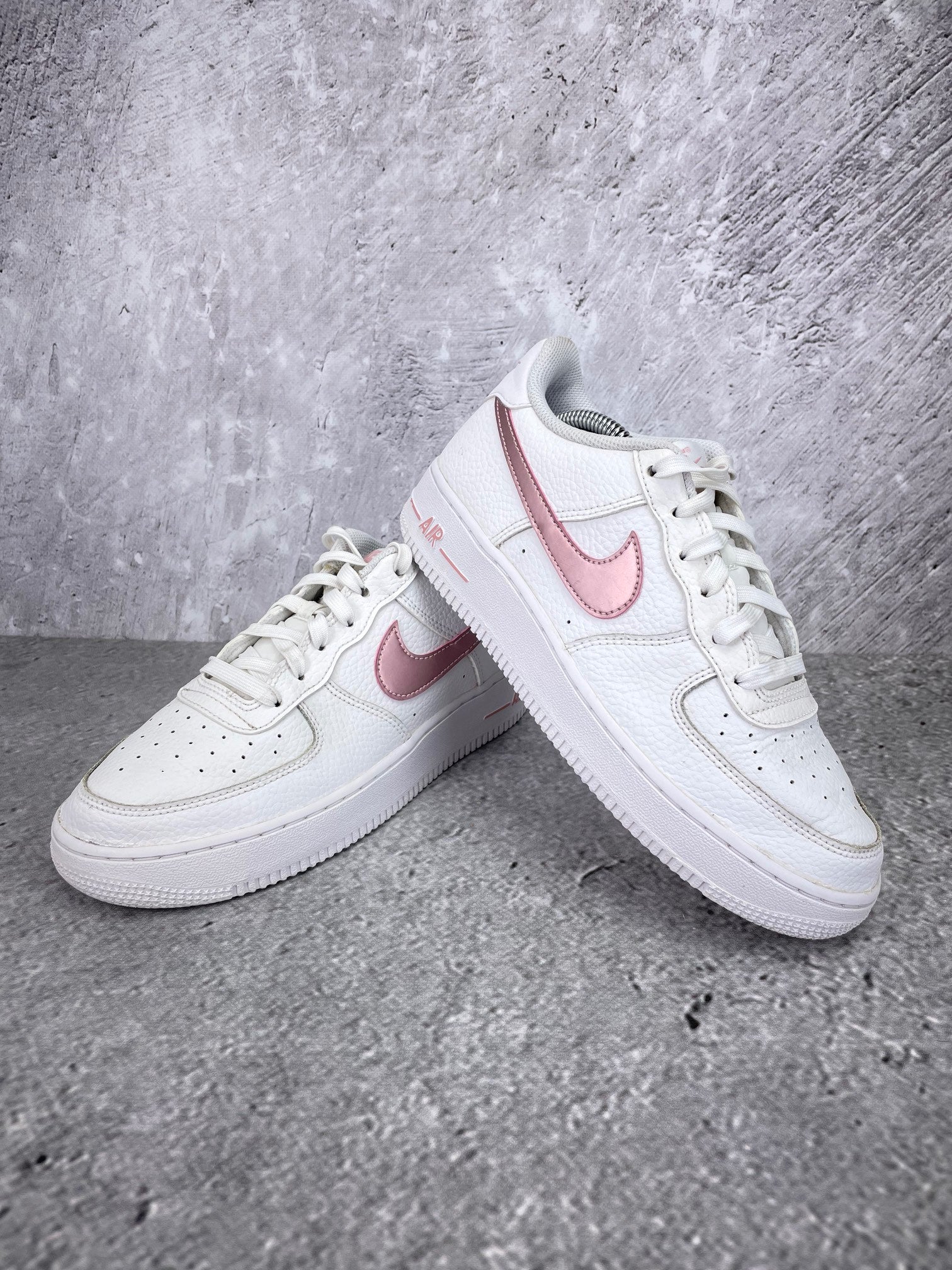 Nike Air Force 1 Low “White / Pink Glaze” Pink Glaze - buty sportowe, para butów, widok z boku na tle studyjnym