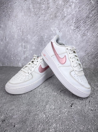Nike Air Force 1 Low “White / Pink Glaze” Pink Glaze - buty sportowe, para butów, widok z boku na tle studyjnym