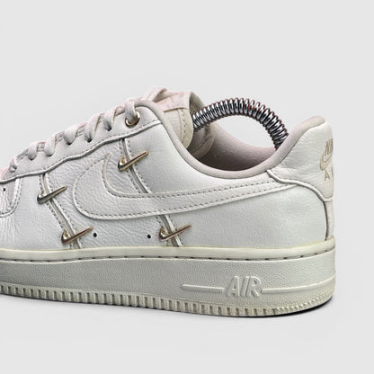 Nike Air Force 1 Low — buty sportowe damskie w bardzo dobrym stanie rozmiar 36.5, detal