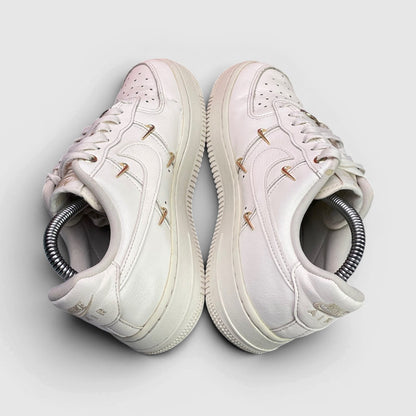 Nike Air Force 1 Low — buty sportowe damskie w bardzo dobrym stanie rozmiar 36.5, para butów