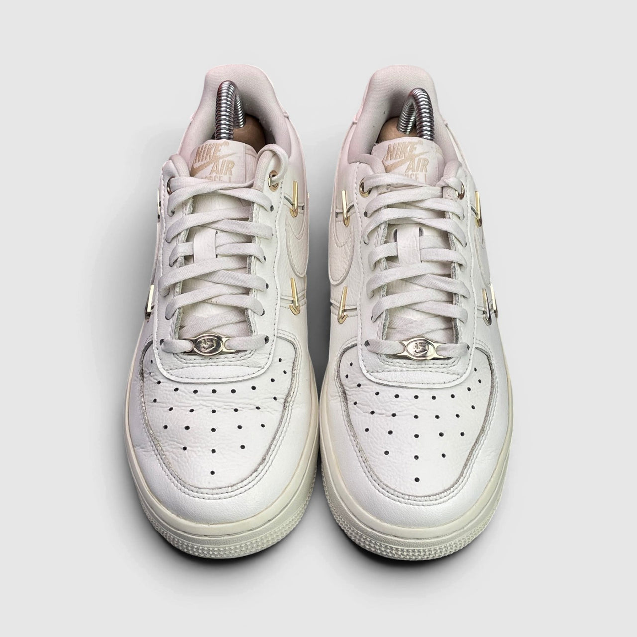 Nike Air Force 1 Low — buty sportowe damskie w bardzo dobrym stanie rozmiar 36.5, widok z przodu