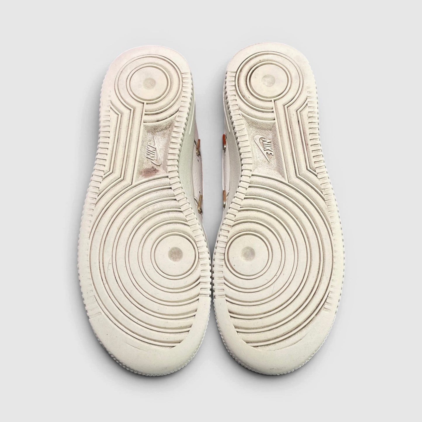 Nike Air Force 1 Low — buty sportowe damskie w bardzo dobrym stanie rozmiar 36.5, podeszwa