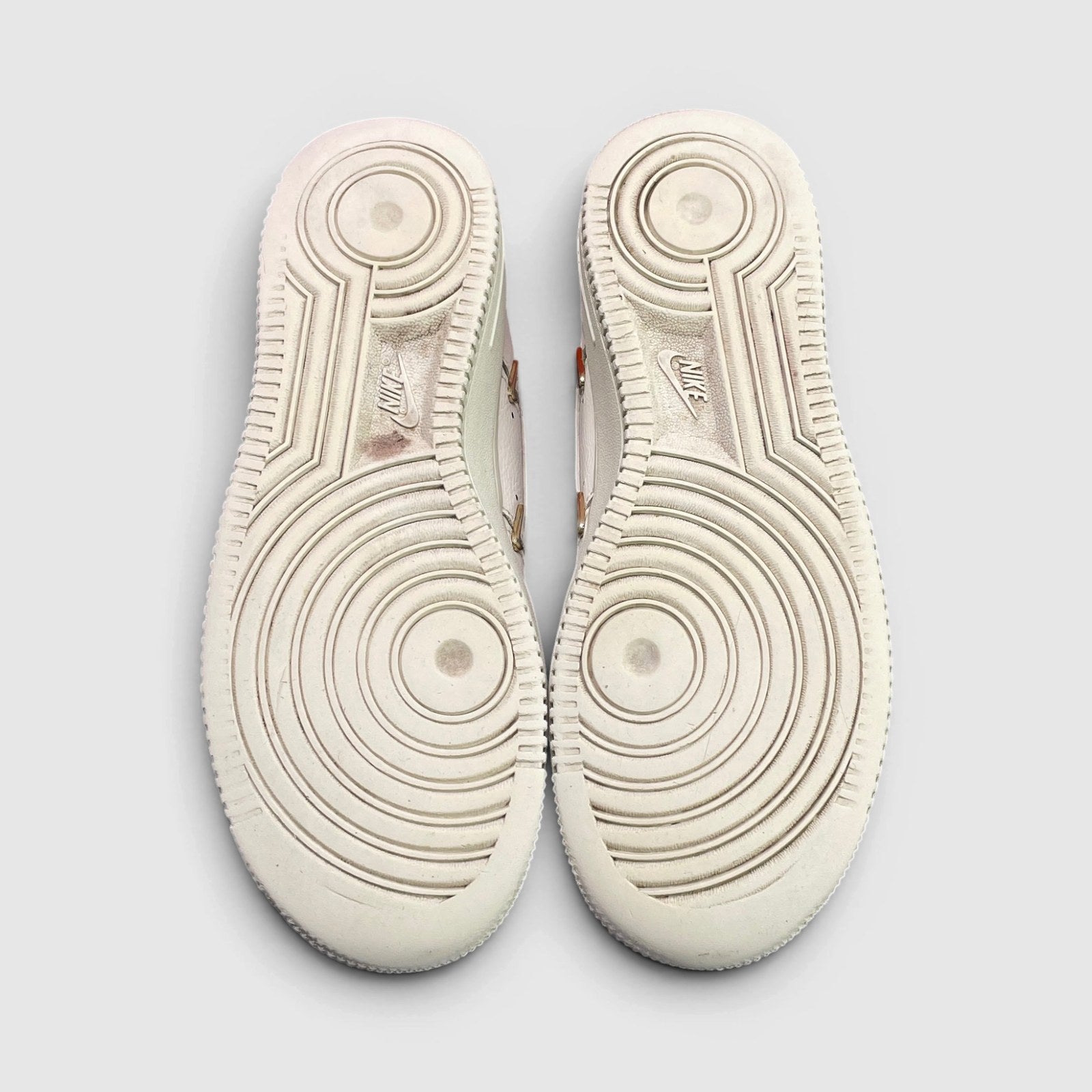 Nike Air Force 1 Low — buty sportowe damskie w bardzo dobrym stanie rozmiar 36.5, podeszwa