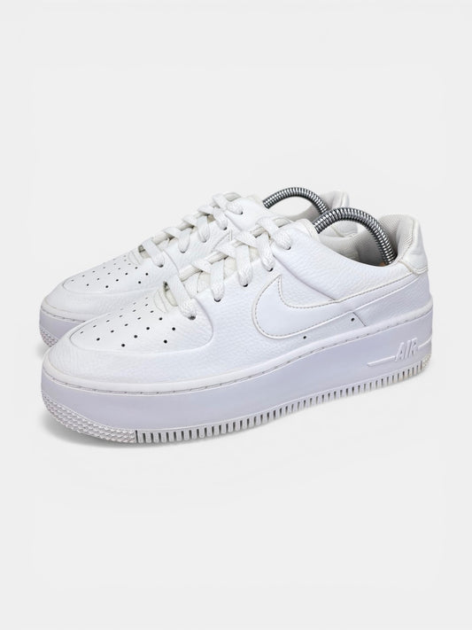Nike Air Force 1 Sage Low Triple White - buty sportowe, widok z boku