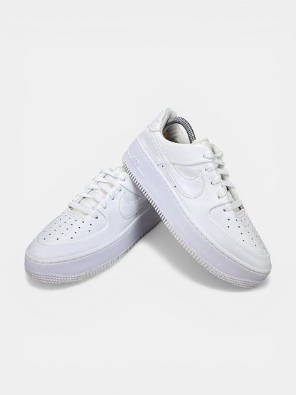Nike Air Force 1 Sage Low Triple White - buty sportowe, boczny profil