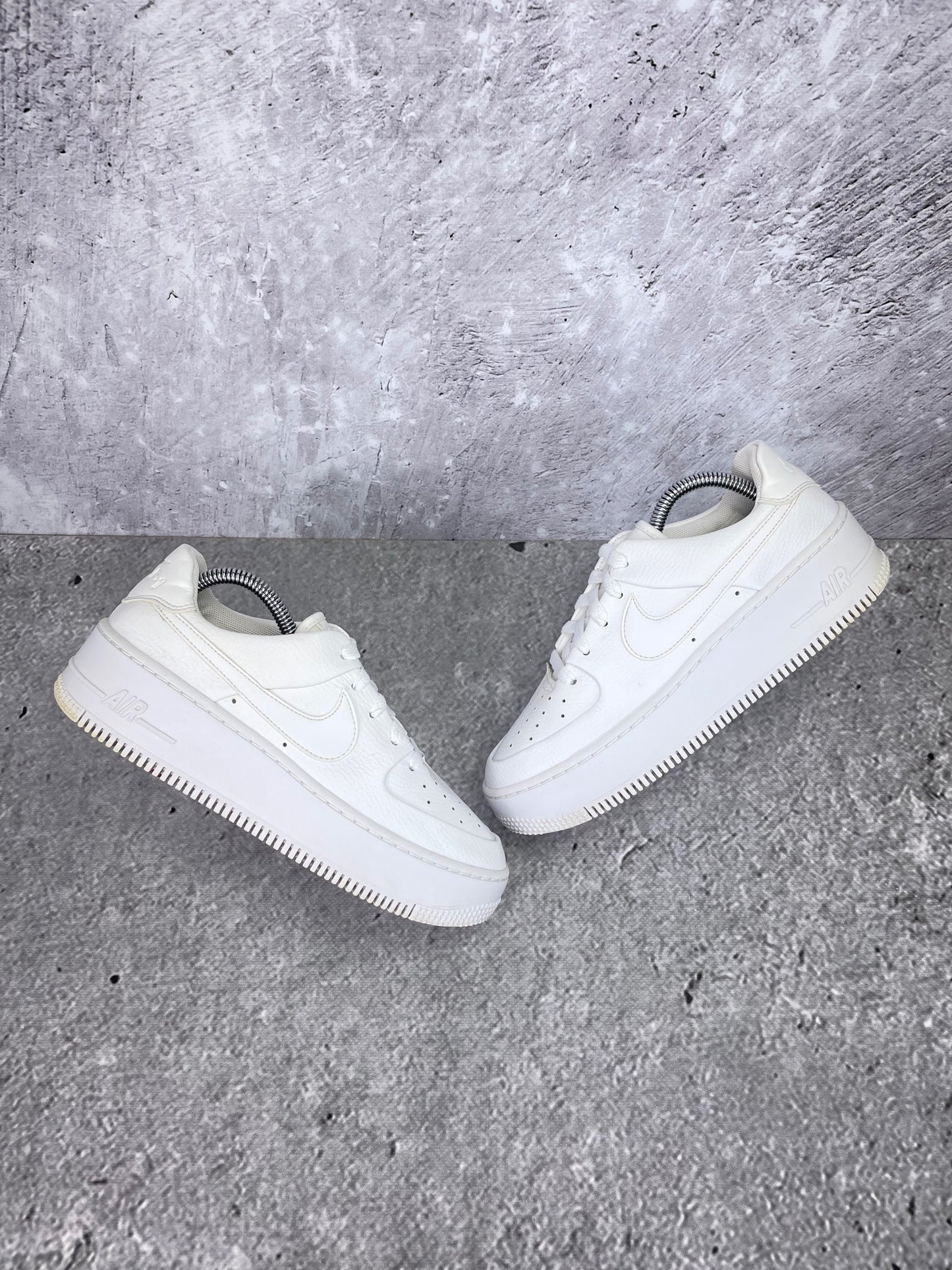 Nike Air Force 1 Sage Low Triple White - buty sportowe, widok z góry na zewnętrzną stronę butów