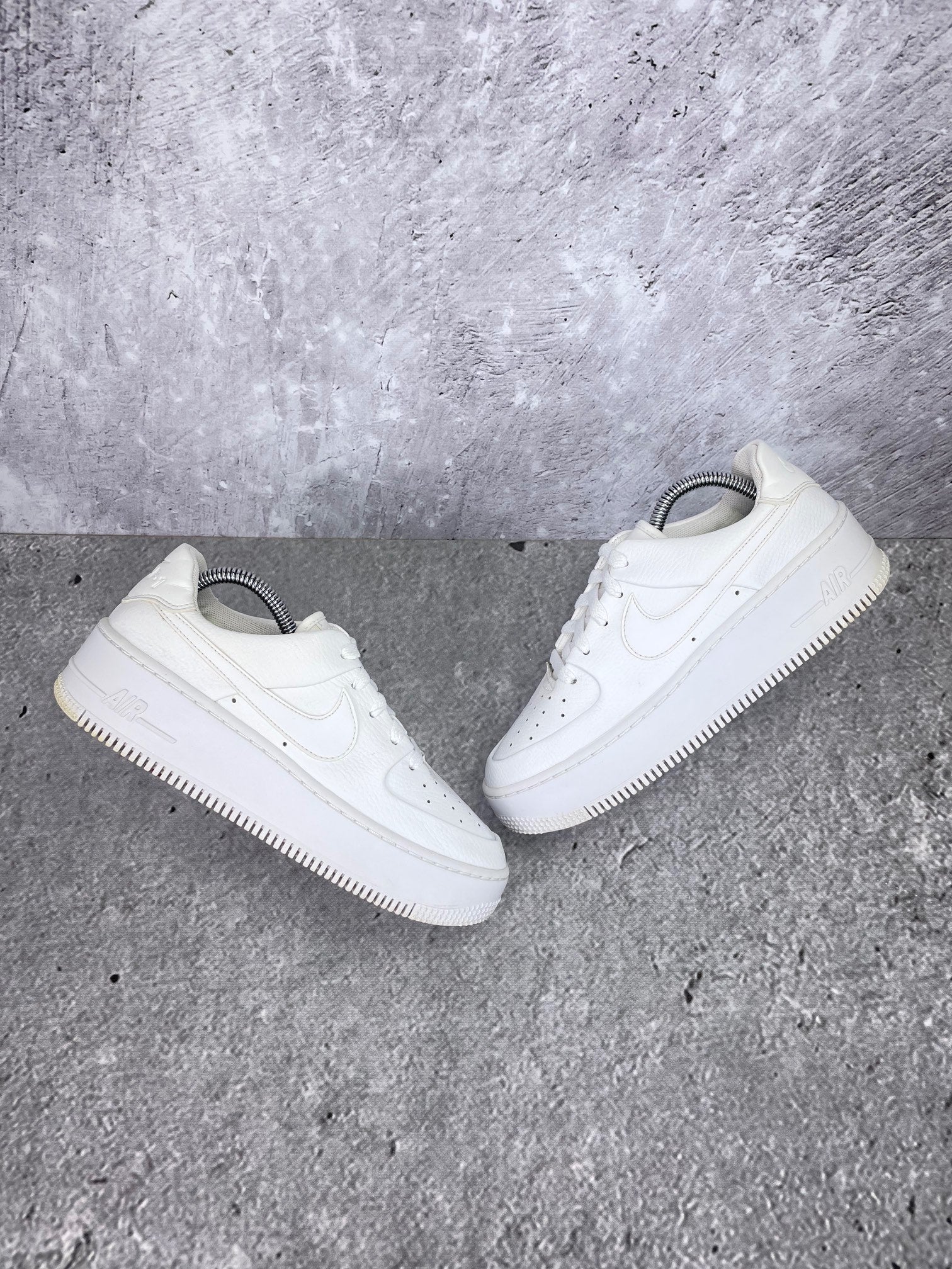 Nike Air Force 1 Sage Low Triple White - buty sportowe, widok z góry na zewnętrzną stronę butów