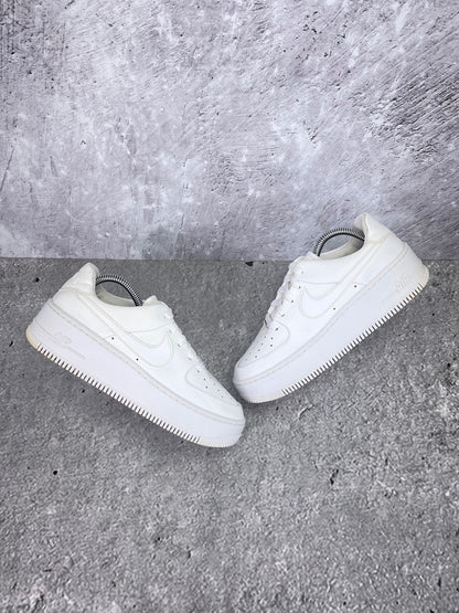 Nike Air Force 1 Sage Low Triple White - buty sportowe, widok z góry na zewnętrzną stronę butów