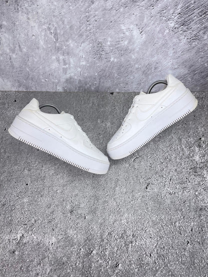 Nike Air Force 1 Sage Low Triple White - buty sportowe, zewnętrzny panel prawego buta