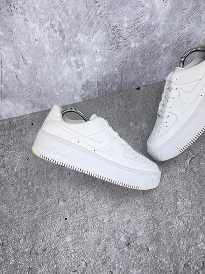 Nike Air Force 1 Sage Low Triple White - buty sportowe, zewnętrzny panel lewego buta