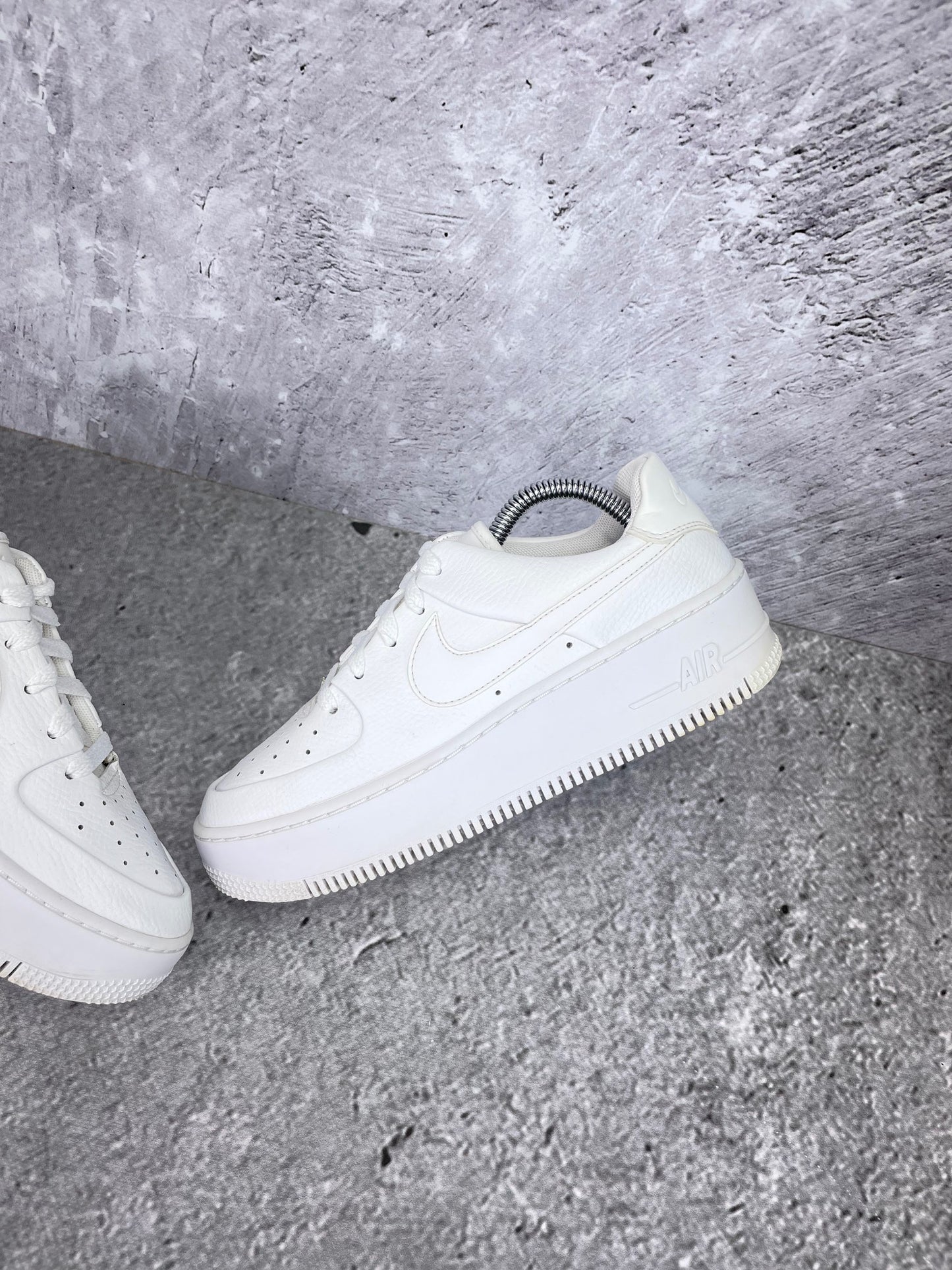 Nike Air Force 1 Sage Low Triple White - buty sportowe, widok z góry na wewnętrzną stronę butów