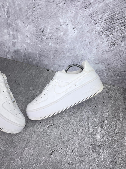 Nike Air Force 1 Sage Low Triple White - buty sportowe, widok z góry na wewnętrzną stronę butów