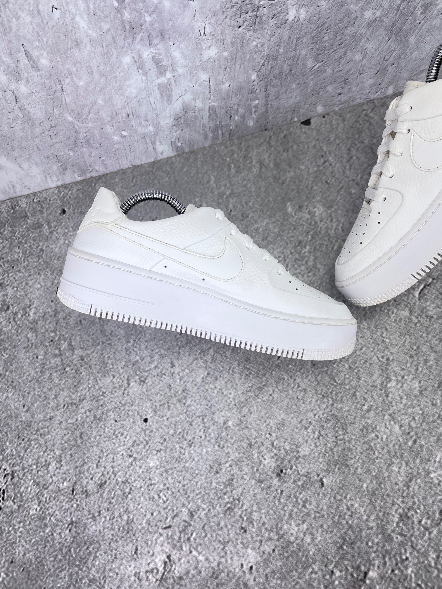 Nike Air Force 1 Sage Low Triple White - buty sportowe, wewnętrzny panel lewego buta