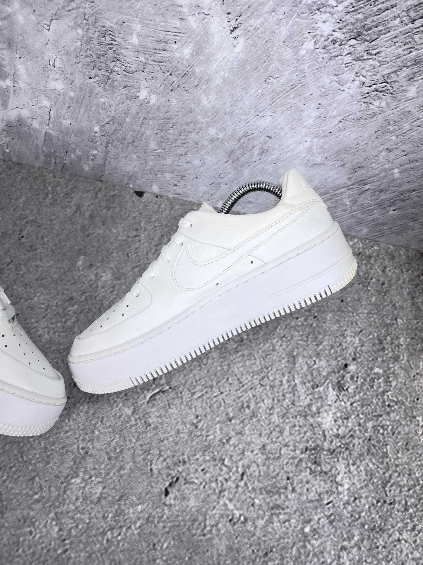 Nike Air Force 1 Sage Low Triple White - buty sportowe, wewnętrzny panel prawego buta