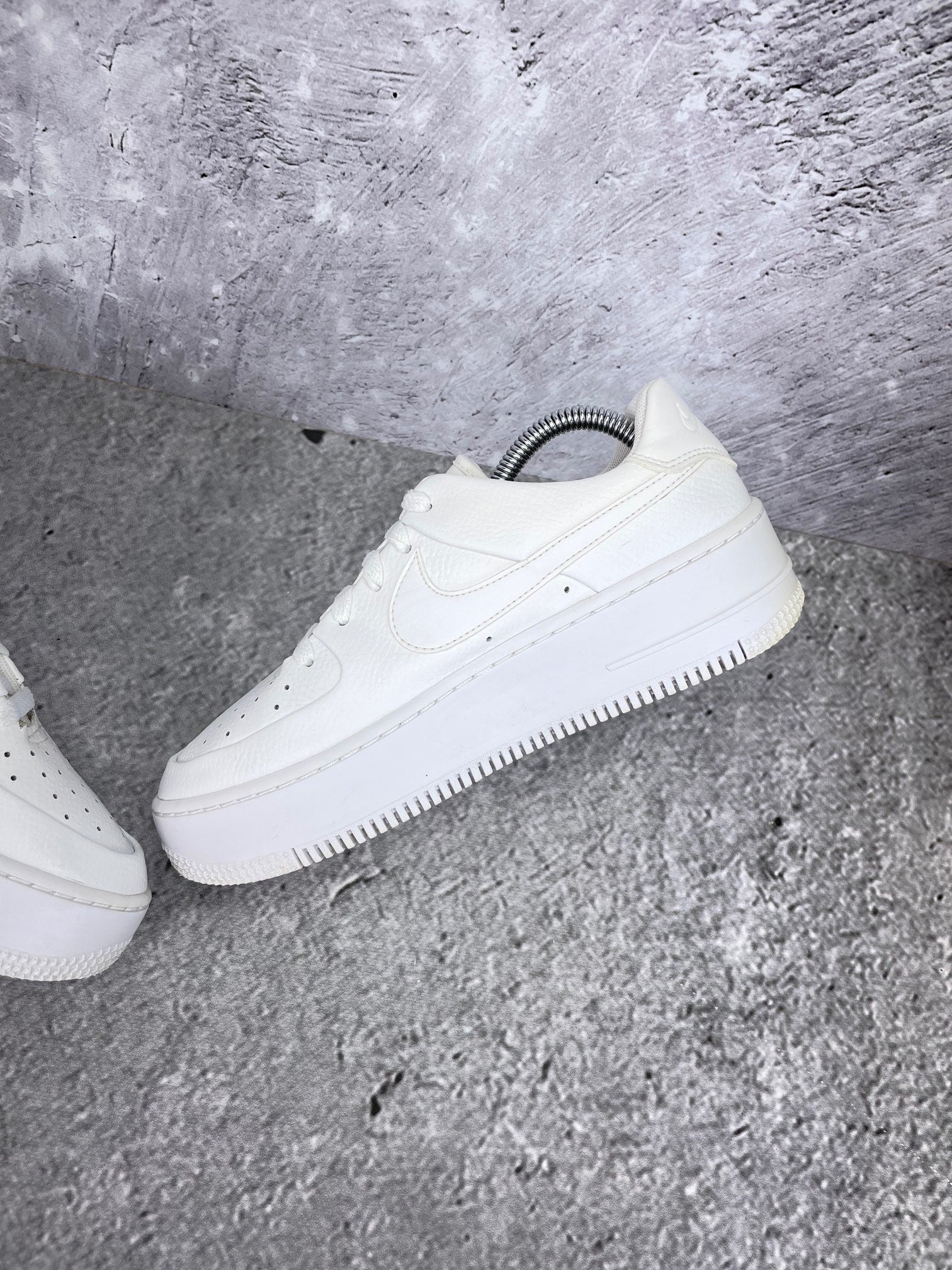 Nike Air Force 1 Sage Low Triple White - buty sportowe, wewnętrzny panel prawego buta