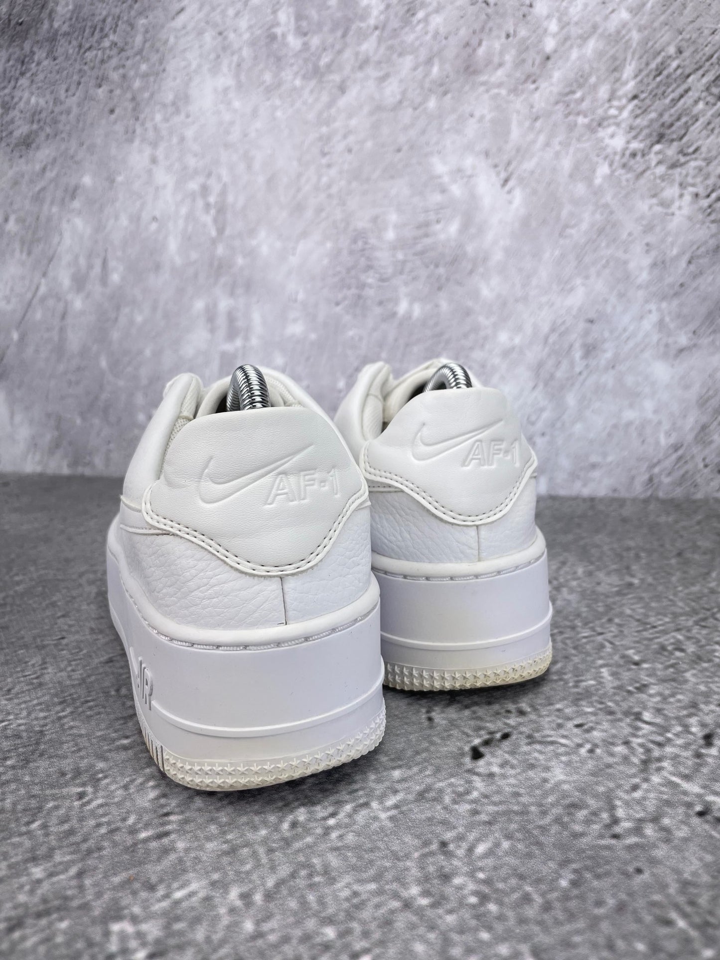 Nike Air Force 1 Sage Low Triple White - buty sportowe, widok z tyłu